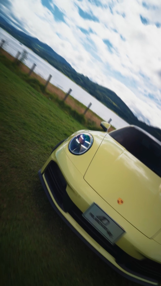 Porsche 911 amarillo capturado durante una campaña audiovisual